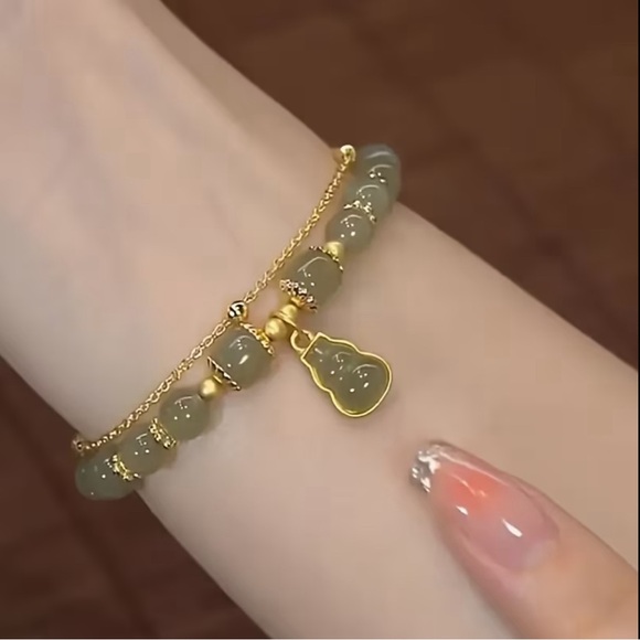 Moneybag Gold and Green Beaded Bracelet - Picture 2 of 3